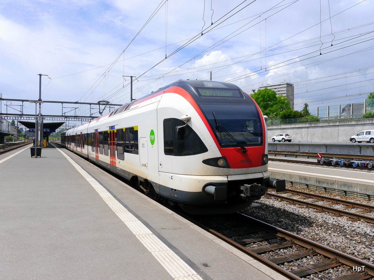 SBB - Triebzug RABe 523 025 bei der ausfahrt aus dem Bahnhof Morges am 04.06.2016
