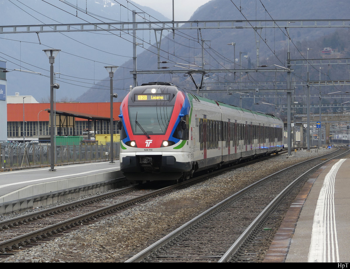 SBB - Triebzug RABe 524 113 bei der einfahrt im Bahnhof von Giubiasco am 12.02.2021