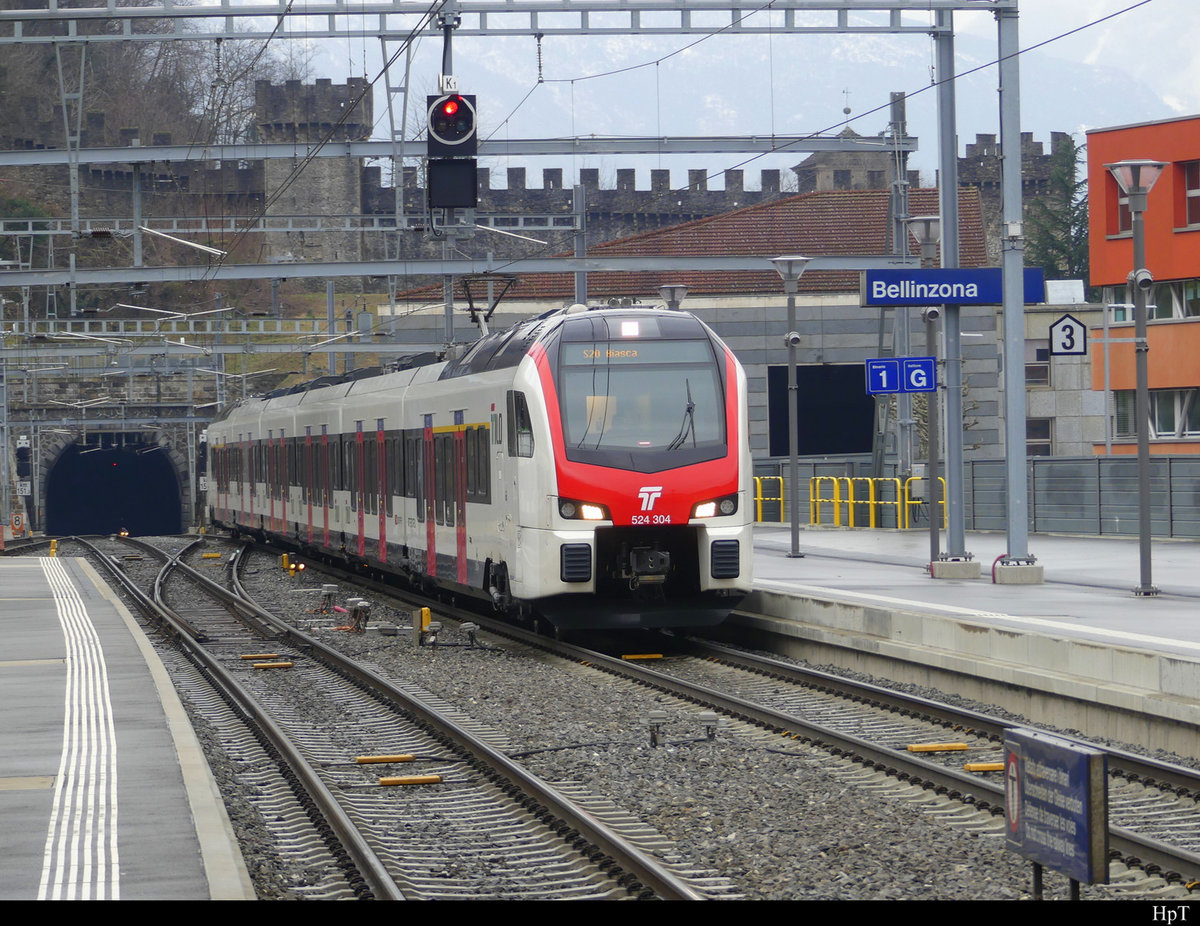 SBB - Triebzug  RABe 524 304 bei der einfahrt im Bahnhof von Bellinzona am 12.02.2021