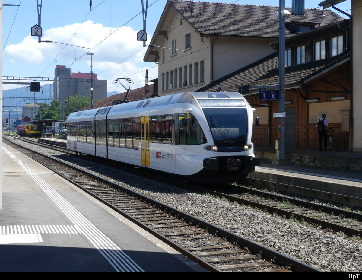 SBB - Triebzug RABe 526 726-5 bei der einfahrt im Bahnhof von St. Margrehten am 08.07.2022