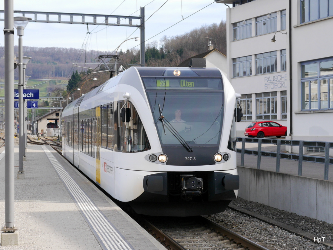 SBB - Triebzug RABe 526 727-3 bei der einfahrt im Bahnhof Sissach am 07.03.2015