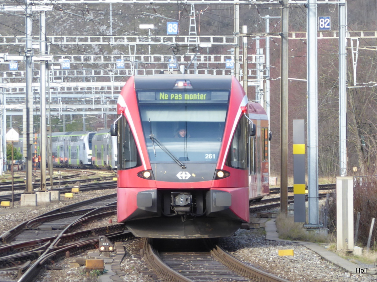 SBB - Triebzug RABe 526 261 bei der einfahrt im Bahnhof Biel am 11.02.2016