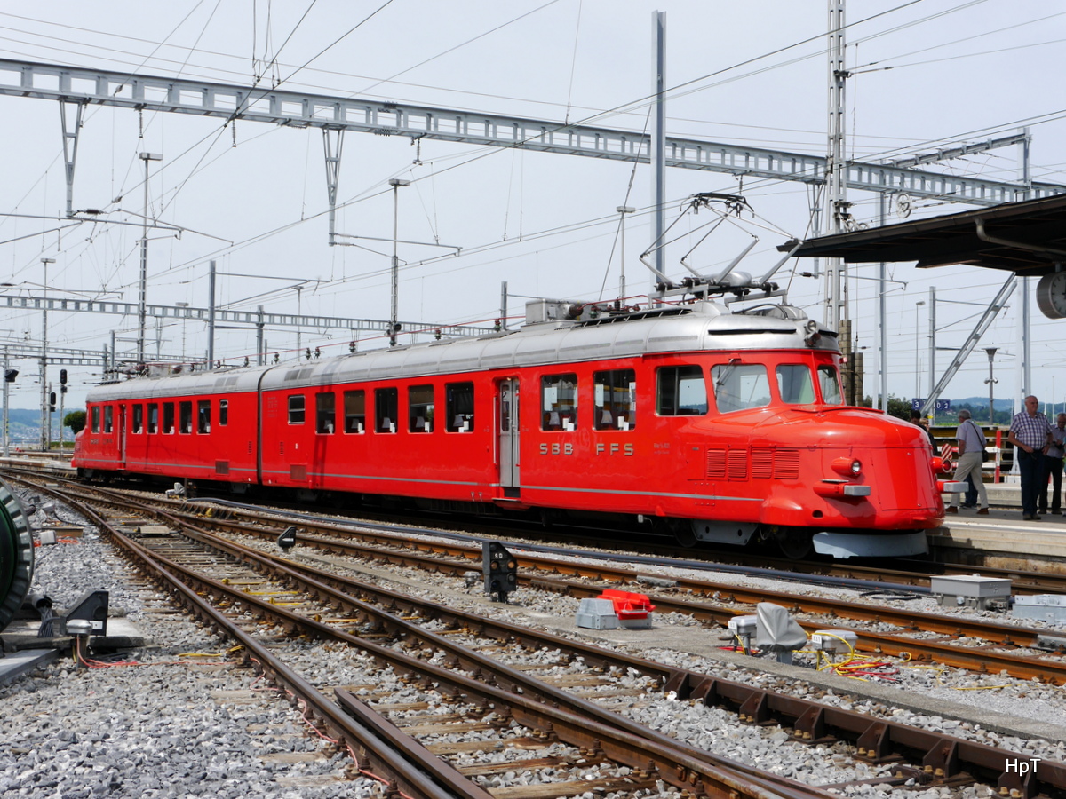 SBB - Triebzug RAe 4/8 1021 unterwegs auf einer Extrafahrt im Bahnhof Rapperswil am 26.07.2015