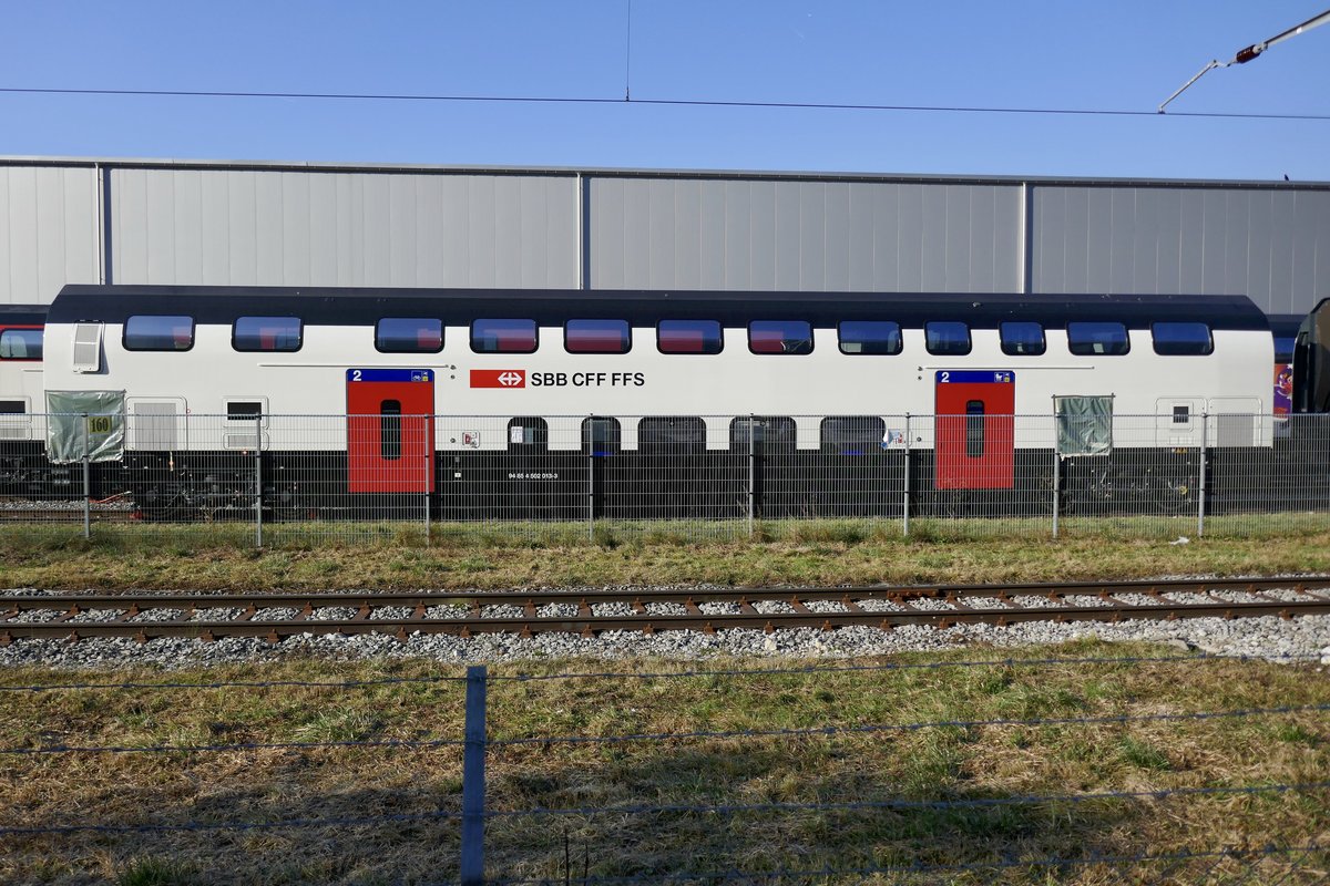 SBB Twindexx Mittwlwagen B 94 85 4 502 013-3 am 15.12.18 beim Bombardier Werk in Villeneve abgestellt.