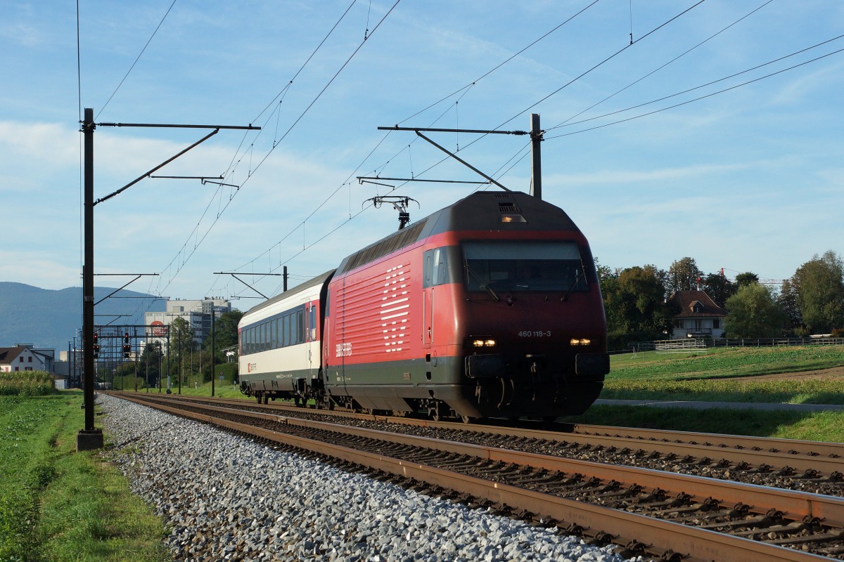 SBB: Übermotorisierter und eher seltener Kurzzug mit der Re 460 118-3 im letzten Abendlicht bei Herzogenbbuchsee am 27. August 2015.
Foto: Walter Ruetsch