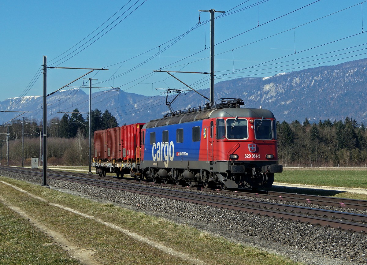 SBB: Uebermotorisierter Güterzug mit der Re 620 061-2  GAMPEL-STEG  bei Deitingen am 6. März 2015. Während in der Region Solothurn frühlingshaftes Wetter herscht, liegt auf dem Weissenstein mit 1'284 Meter über Meer noch Schnee. Rechts im Bilde ersichtlich ist das Kuhrhaus Weissenstein (mit  Göiferlätsch ), das nun mit einer neuen Gondelbahn während dem ganzen Jahre erreicht werden kann.
Foto: Walter Ruetsch 