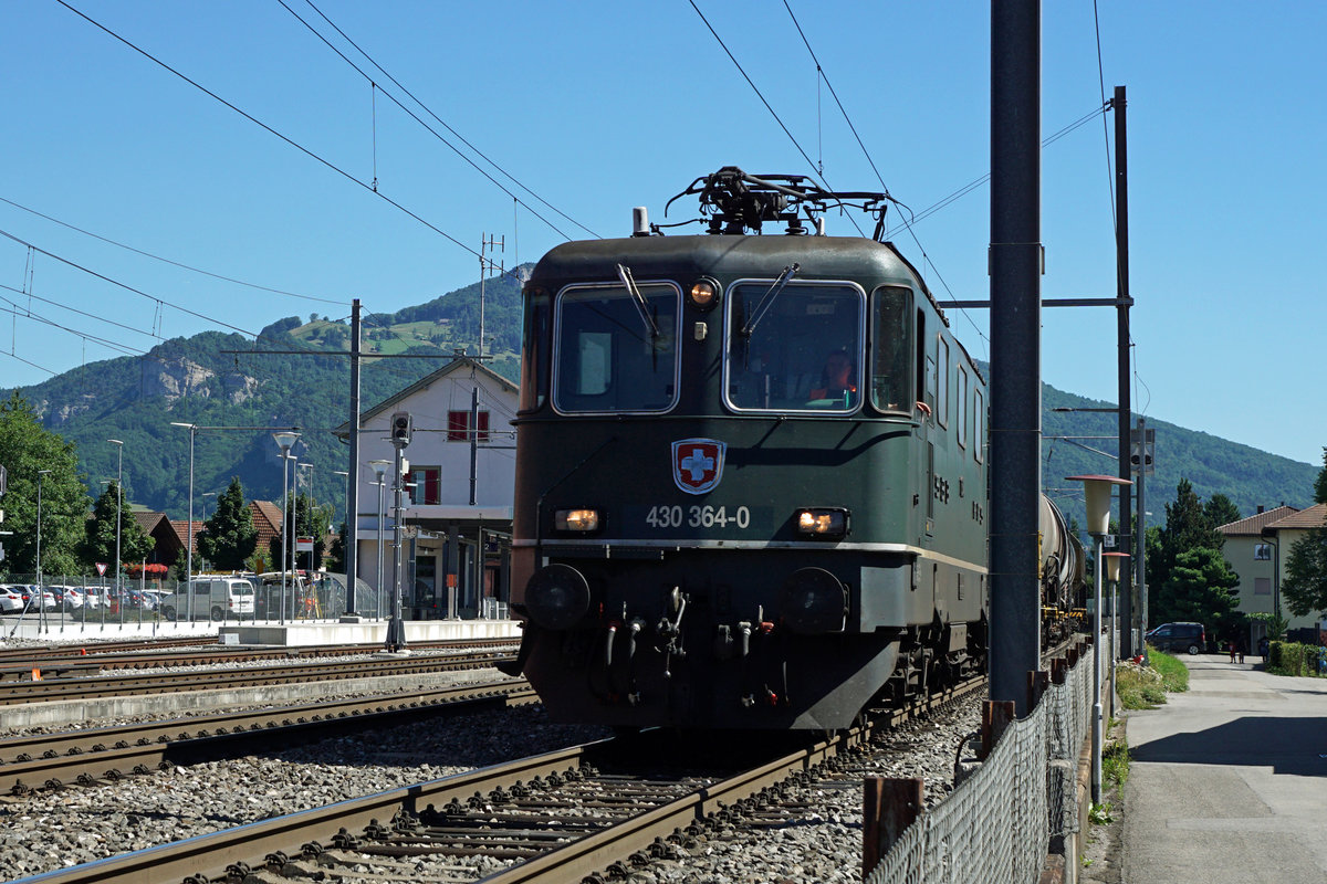 SBB: Überraschungsbild vom 17. Juli 2017.
Güterzug mit der grünen Re 430 364-0 anlässlich der Bahnhofsdurchfahrt Niederbipp.
Foto: Walter Ruetsch