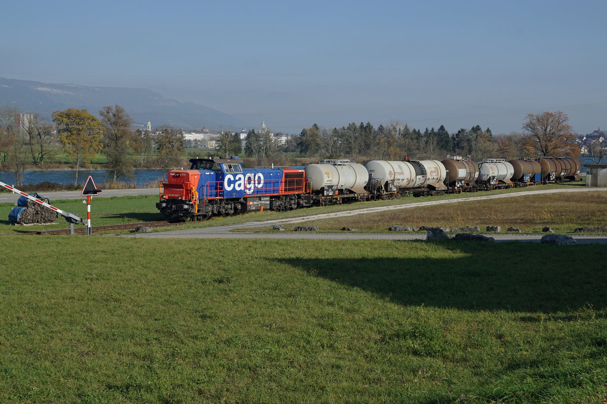 SBB: Verbliebener Güterverkehr auf der Strecke Solothurn - Arch. Einer der sehr wenigen Güterzüge mit der Am 843 092-8 bei Lüsslingen unterwegs am 15. November 2017 bei herrlichem Herbstwetter.
Der Personenverkehr wurde auf dem Streckenabschnitt Solothurn - Büren bereits im Jahre 1994 auf Busbetrieb umgestellt. Seit dem 6. September 2015 fahren auch die beliebten Dampfzüge vom Verein Dampfbahn Bern DBB nicht mehr von Solothurn nach Büren an der Aare.
Foto: Walter Ruetsch
