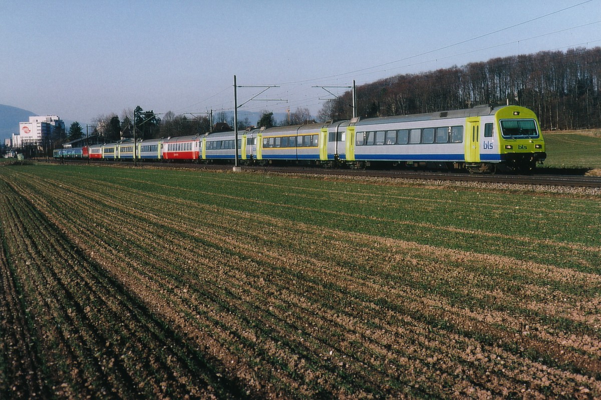 SBB: Verstärkter IR Olten-Bern mit einer Re 4/4 und 12 Wagen bei Herzogenbuchsee im April 2004. Einige Wagen vom Typ EW III waren schon für die zukünfigten RE-Einsätze bei der BLS vorbereitet worden.
Foto: Walter Ruetsch  