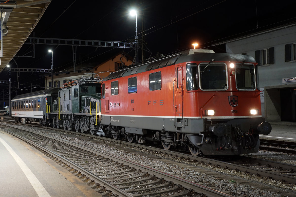 SBB: Während der Nacht wurde die Denkmallokomotive Ce 6/8 II 14270 mit der Re 420 136 und dem B 50 85 21-73 526 von Biel nach Zürich Seebach überführt. Die Aufnahme entstand während dem Zwischenhalt in Oensingen am 3. Februar 2018.
Foto: Walter Ruetsch