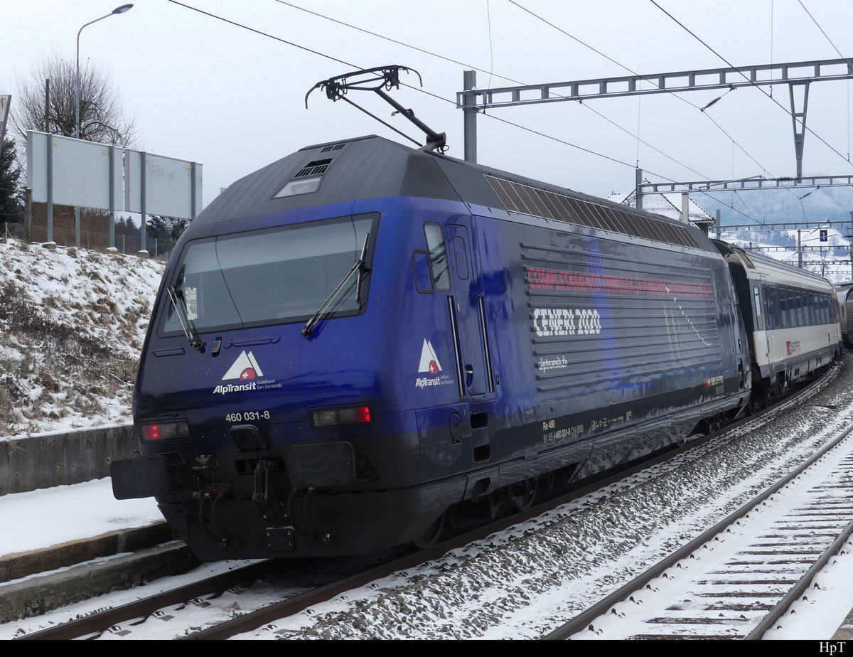 SBB - Werbelok 460 031-8 am Schluss eines IR nach Genf im Bahnhof von Palézieux am 13.02.2021