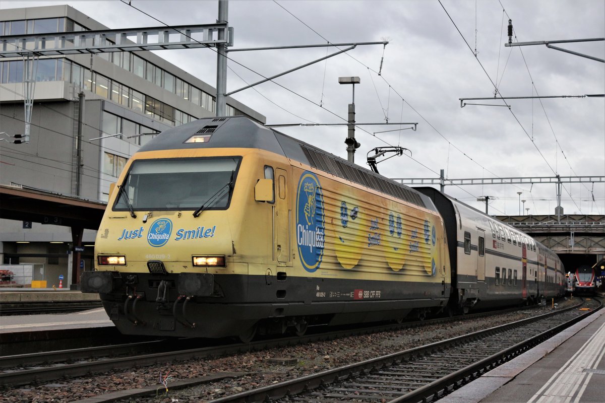 SBB Werbelok Re 460 029-2  Chiquita  oder bekannt als die  Bananenlok  beim Halt mit einem IC von Genève Aéroport nach Romanshorn, auf Gleis 5 im HB Winterthur. 

Freitag, 5. Januar 2018