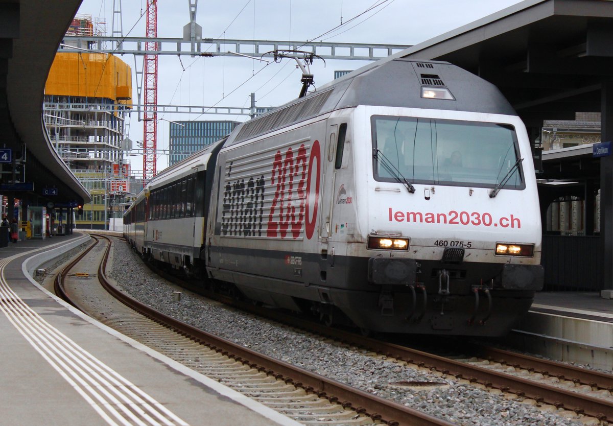 SBB Werbelok Re 460 075-5  Léman 2030  durchfuhr am 13. September 2017 auf Gleis 3 den Bahnhof ZH Oerlikon. 