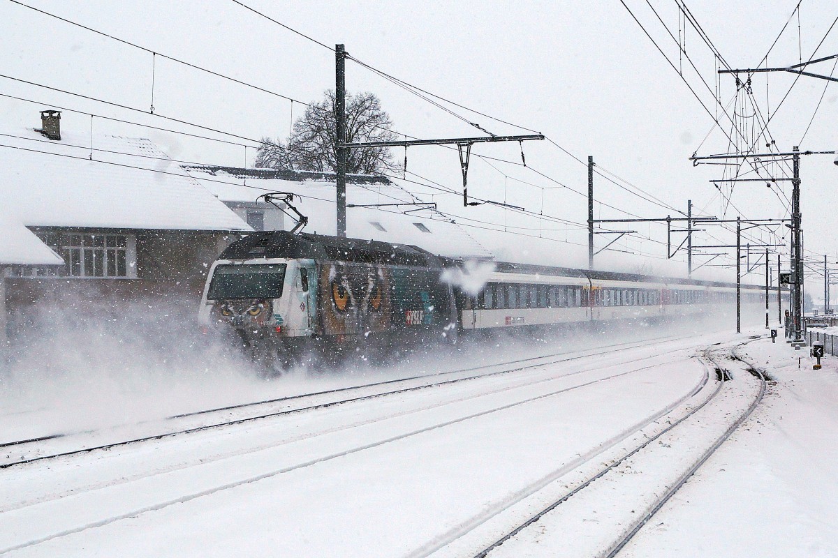 SBB: Winterstimmung vom 30. Dezember 2014 für Allwetterfotografen. IR Konstanz-Biel bei der Bahnhofsdurchfahrt Niederbipp. Geschoben werden die Wagen von der Re 460 105-0.
Foto: Walter Ruetsch