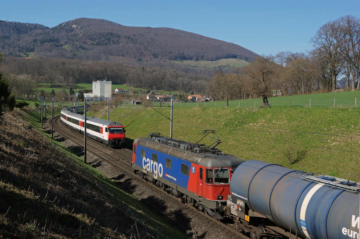 SBB: Zufällige Begegnung vom 8. April 2015 bei Niederbipp. Re 6/6 11674  MURGENTHAL  mit Oelzug und IR Konstanz-Biel.
Foto: Walter Ruetsch