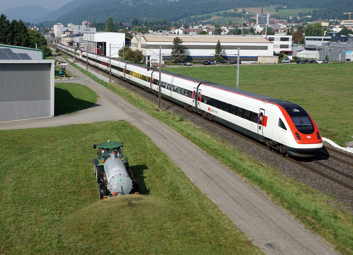SBB: Zufällige Parallelfahrt in Grenchen vom 29. August 2017.
RABDe 500 (ICN) Doppeltraktion und Traktor mit Kirchner Druckfass auf der Fahrt in Richtung Biel.
Foto: Walter Ruetsch

