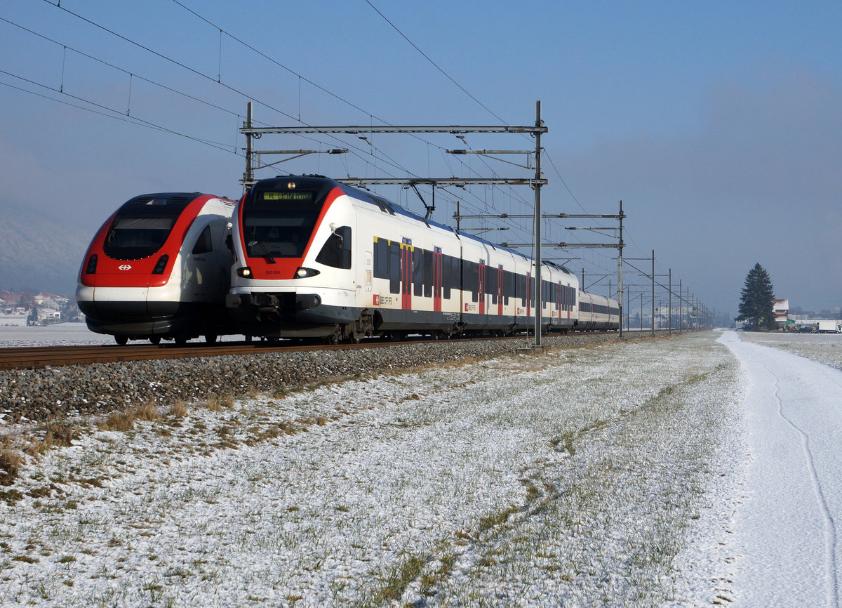 SBB: Zufallsbild einer fliegenden Zugskreuzung zwischen einem ICN nach St. Gallen und einem Flirt nach Biel zwischen Oensingen und Oberbuchsiten (Winteranfang, 3. Januar 2017).
Foto: Walter Ruetsch