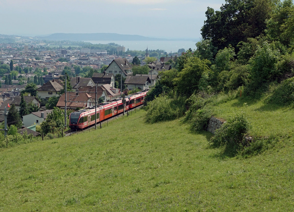 SBB: Zug in der Landschaft. R Biel-Moutier und R Biel-La Chaux de Fonds vereint zwischen Biel und Reuchenette-Péry unterwegs am 28. Mai 2017.
Foto: Walter Ruetsch
