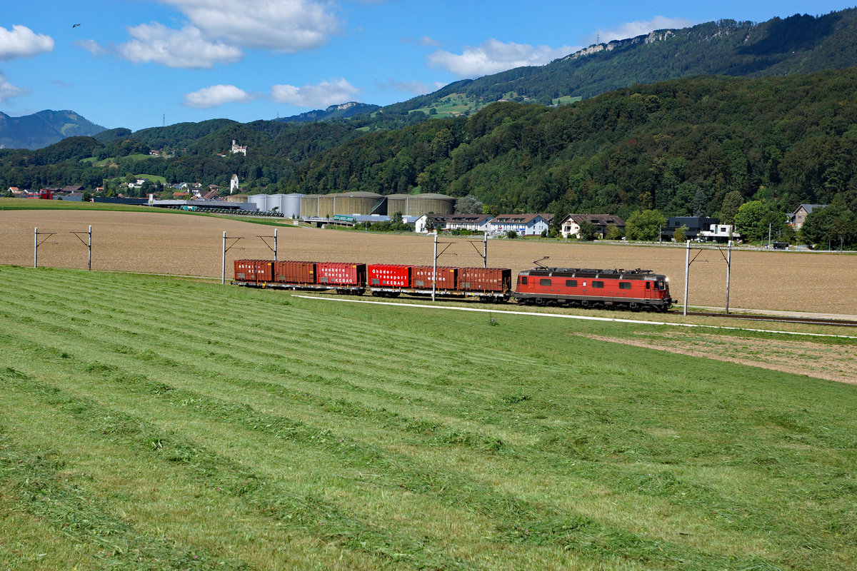 SBB: Zug in der Landschaft.
Übermotorisierter Güterzug mit der Re 6/6 11641  Moutier  bei Niederbipp am 22. August 2016.
Foto: Walter Ruetsch