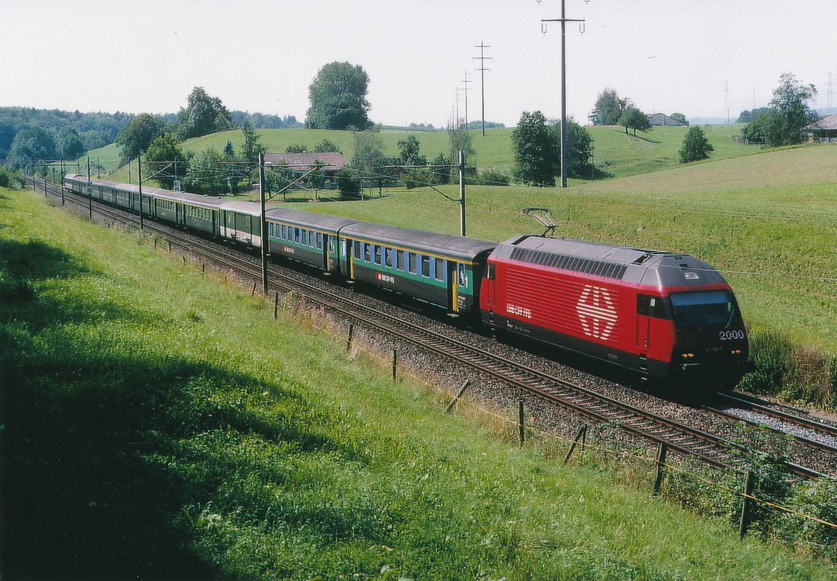 SBB: Zugsformationen aus dem Jahre 2000.
Im Juli 2000 konnte zwischen Wangen an der Aare und Niederbipp die Re 460 022-7 mit einem bunten Zwölfwagenzug verewigt werden. 