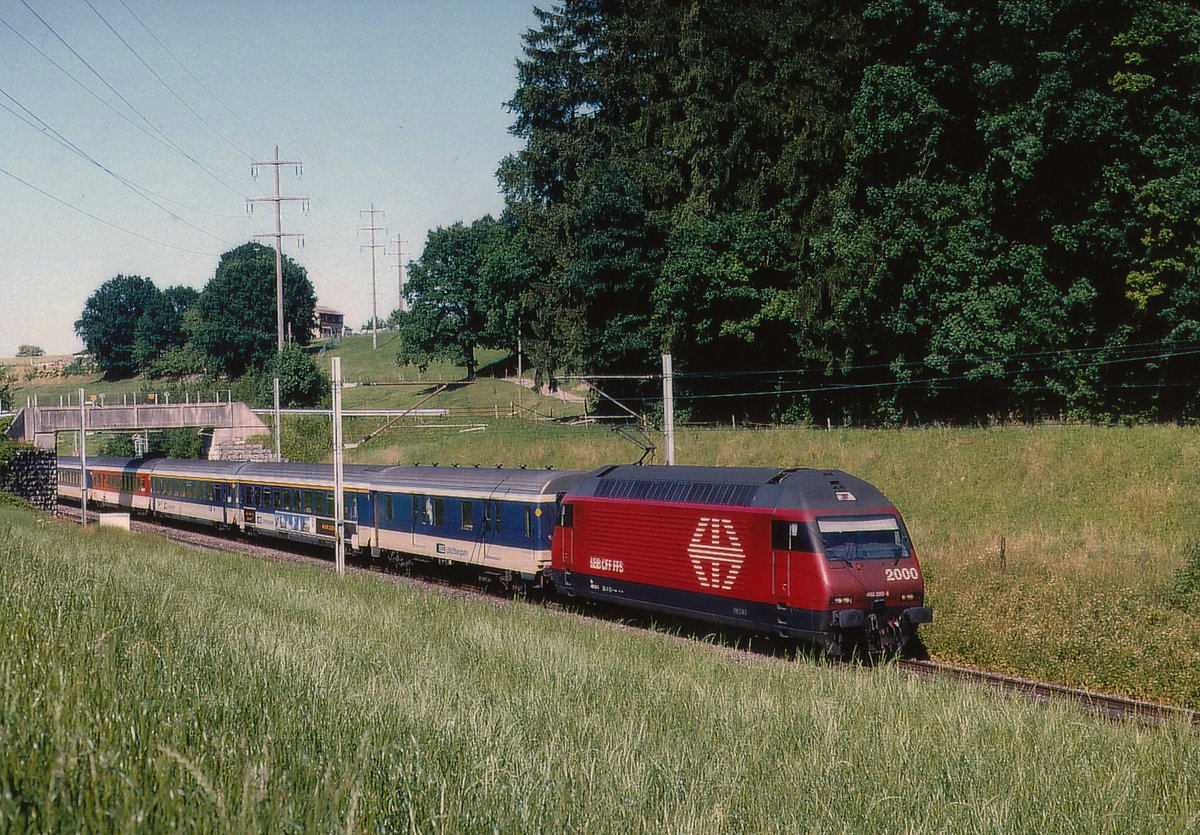 SBB: Zugsformationen aus dem Jahre 2000.
Die Re 460 080-5  Tre Valli  mit einem bunten IC zwischen Niederbipp und Wangen an der Aare im Juli 2000. Besonders zu beachten sind die BLS-Wagen im Dienste der SBB. Der Gepäckwagen stammte von der SNCF.
Foto: Walter Ruetsch