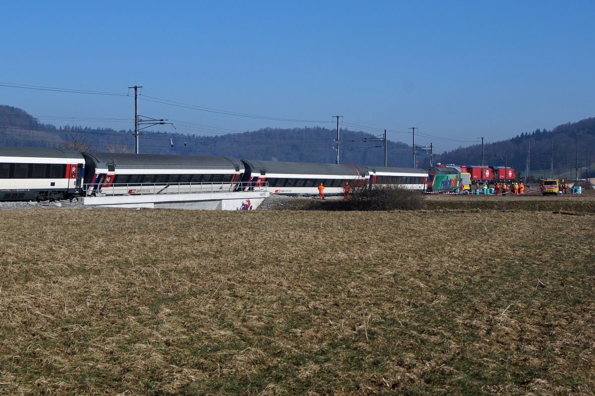 SBB: Zugskollision vom 20. Februar 2015 in Rafz. Beim Fotografieren wurden die Weisungen des Sicherheitspersonals strikte eingehalten. 
Foto: Walter Ruetsch