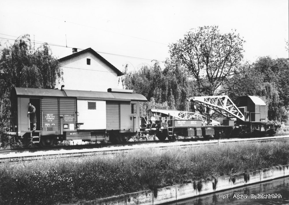 SBB - Zugwagen X Tm 96 217C mit Schutzwagen und Kran im Areal des IW Biel .. Flohmarktfund daher Datum der Fotogarfie unbekannt  .. Archiv Teutschmann