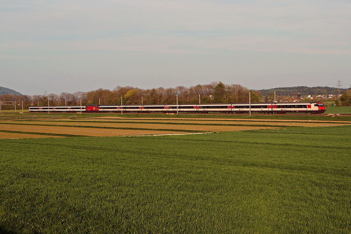 SBB: Zum Fahrplanwechsel vom kommenden Wochenende. Die direkten Züge Biel - Konstanz sind ab dem Sonntag den 13. Dezember 2015 GESCHICHTE. Die Lokzüge mit den formschönen meist roten Re 460 werden somit auf der Jura Südfuss Linie durch RABDe 500 ICN verdrängt. Noch am 24. April 2015 wurde im solothurnischen Gäu zwischen Oberbuchsiten und Biel ein abendlicher Verstärkungszug mit Zwischenlok verewigt. Die vier Schlusswagen wurden jeweils nur zwischen Zürich und Biel mitgeführt.
Foto: Walter Ruetsch    