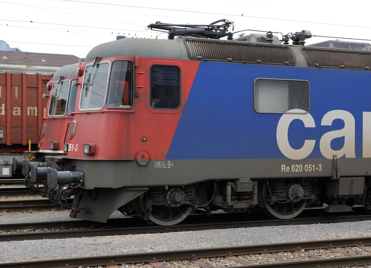 SBB: Zur grossen Freude des Bahnfotografen haben am Morgen des 21. November 2016 die Lokführer von SBB CARGO die beiden Re 6/6 im Güterbahnhof Solothurn sehr fotogen abgestellt. Es handelte sich um die 620 051-3 Dornach und die Re 6/6 11649 Aarberg. Besondere Beachtung gilt auch der unterschiedlichen Benummerung.
Foto: Walter Ruetsch 