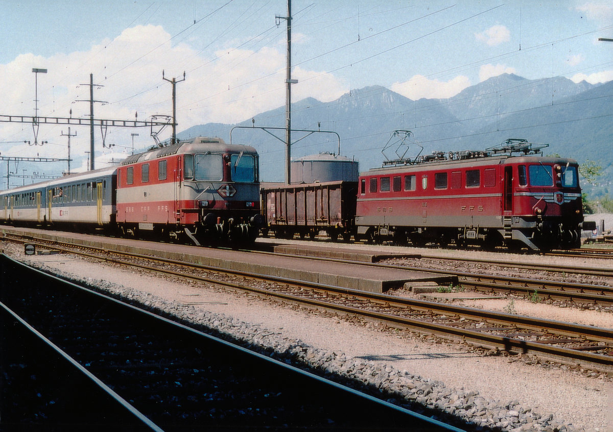 SBB: Zusammentreffen von Re 4/4 II 11108 Swiss Express und Ae 6/6 11418 St. Gallen in Cadenazzo im August 1998.
Foto: Walter Ruetsch 