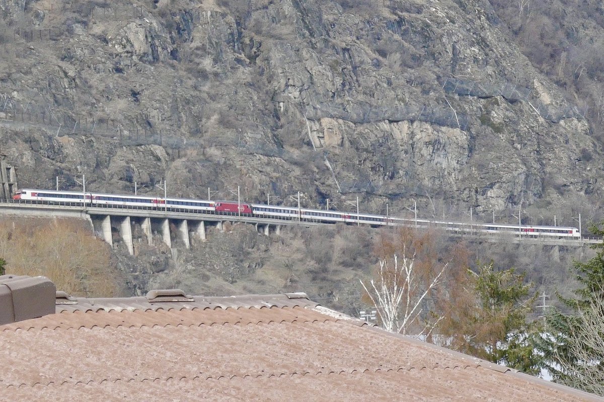 SBB Zusatzzug nach Bern mit der Re 460 im Sandwich am 9.2.20 umgeleitet auf der Südrampe.