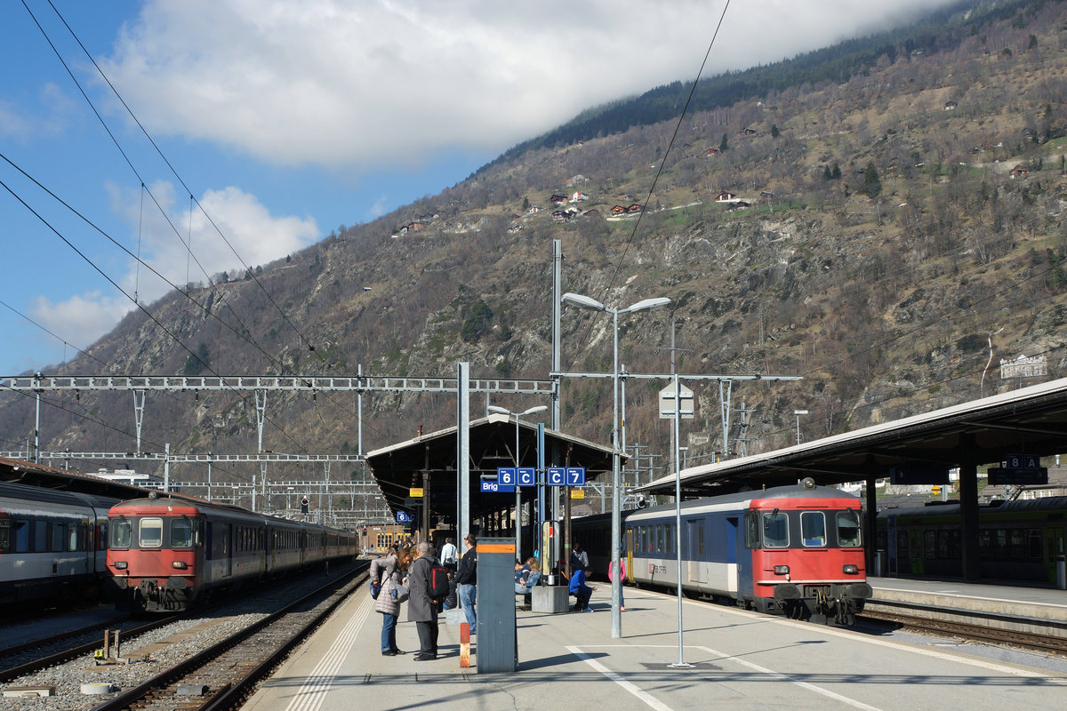 SBB: Zwei Dispo-Pendel warteten am 26. März 2016 im Bahnhof Brig auf ihre nächsten Einsätze.
Foto: Walter Ruetsch