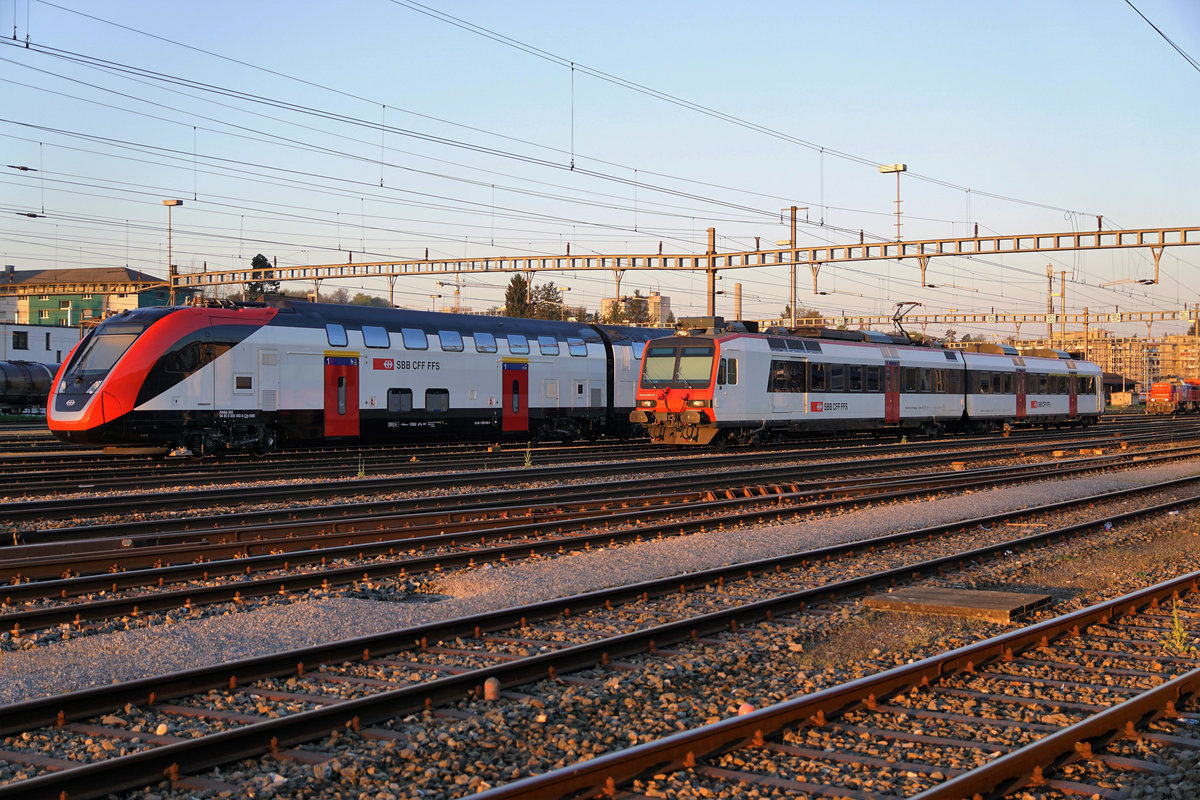 SBB: ZWEI GENERATIONEN
Gemeinsame Pause auf dem Abstellgeleise in Solothurn HB vom 19. April 2018 für den RABe 502 Twindexx und den RBDe 560 DOMINO der auf der Strecke Solothurn HB - Gänsbrunnen zum Einsatz gelangt.
Foto: Walter Ruetsch