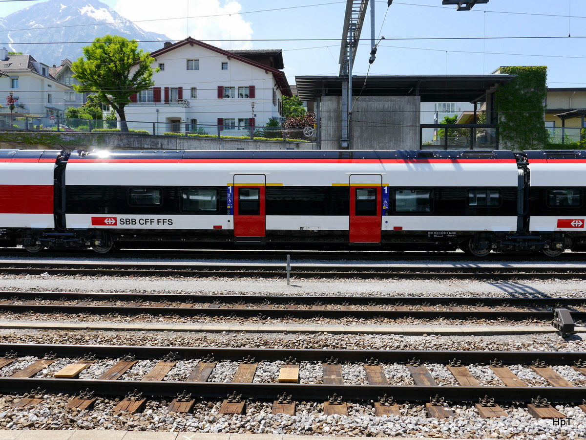 SBB - Zwischenwagen 1 Kl. A 93 85 4 501 201-6 vom neustem SBB Triebzug RABe 501 001 abgestellt im Bahnhof von Spiez am 27.05.2017