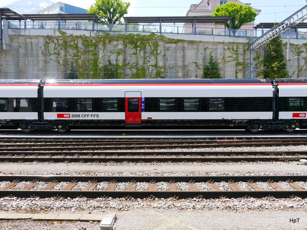 SBB - Zwischenwagen 2  Kl. B 93 85 2 501 001-4 vom neustem SBB Triebzug RABe 501 001 abgestellt im Bahnhof von Spiez am 27.05.2017