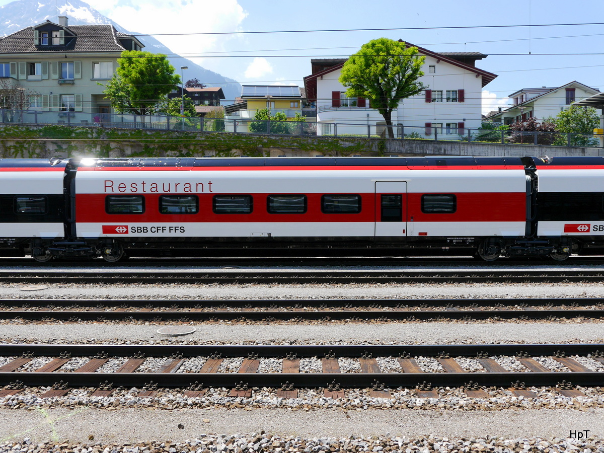 SBB - Zwischenwagen/Speisewagen 2 Kl. WR 93 85 5 501 201-3 vom neustem SBB Triebzug RABe 501 001 abgestellt im Bahnhof von Spiez am 27.05.2017