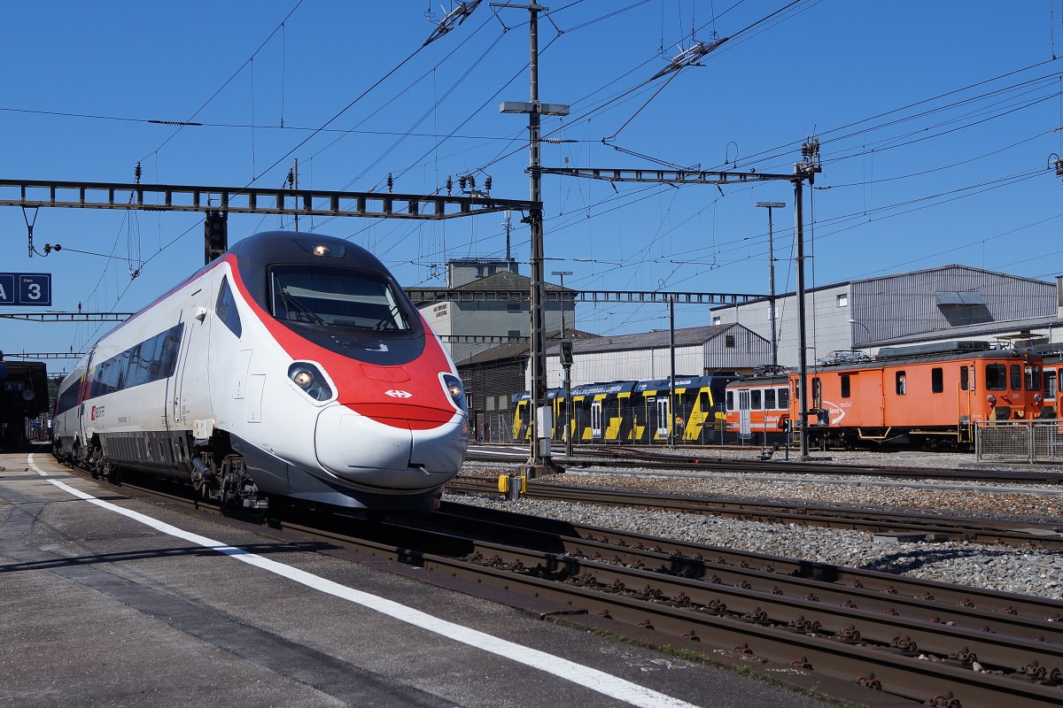 SBB/ASm: Wegen Bauarbeiten auf der Neubaustrecke mussten vom 16. Mai 2014 abends bis zum 18. Mai 2014 sämtliche Züge über die alte Stammstrecke Bern-Olten umgeleitet werden, was zu Zugsverspätungen führte. ETR 610 als EC 50 Milano Centrale Basel SBB am 18. Mai 2014 bei der Zugsdurchfahrt Langenthal.
Foto: Walter Ruetsch