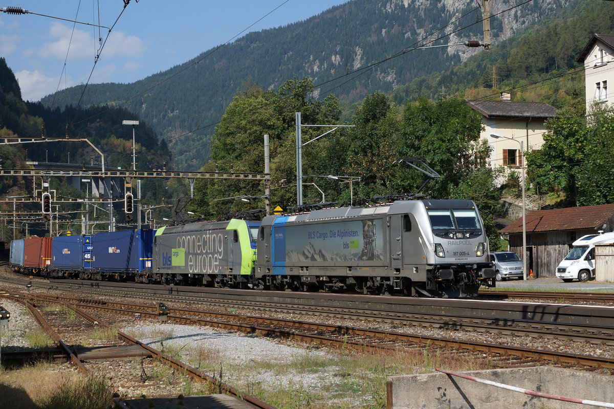SBB/BLS: Güterzug bei Faido am 13. September 2016. An der Zugsspitze eingereiht war die RAILPOOL 187005-4.
Foto: Walter Ruetsch