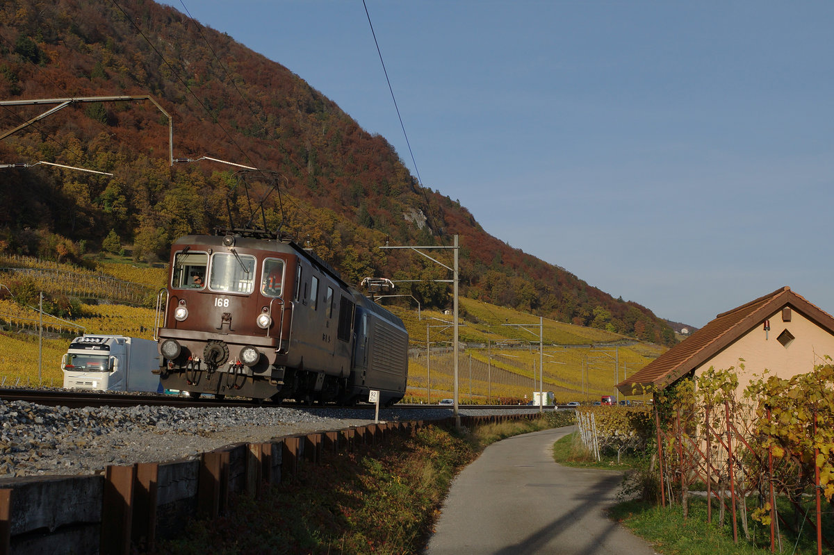 SBB/BLS: HERBSTLICHE STIMMUNG
auf der Jurasüdfuss Linie
vom 3. November 2016 (Güterverkehr).
Lokzug mit Re 4/4 168 und einer nicht erkennbaren Re 465 bei Ligerz.
Foto: Walter Ruetsch 