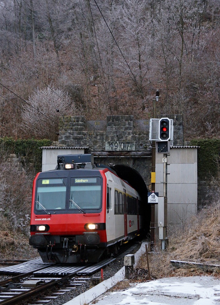 SBB/BLS: Seit dem Fahrplanwechsel 2010 bis zum 14. Dezember 2013 wurden die SBB-Dominos auf der Strecke Solothurn-Moutier-Sonceboz-Sombeval eingesetzt. Ab dem 15. Dezember 2013 ist dies bereits Geschichte, da sie durch die BLS /ex RM) GTW'S abgelöst werden. Einer der Dominos wurde noch am letzten Einsatztag beim Verlassen des Weissensteintunnels in Oberdorf im Bilde festgehalten.
Foto: Walter Ruetsch 