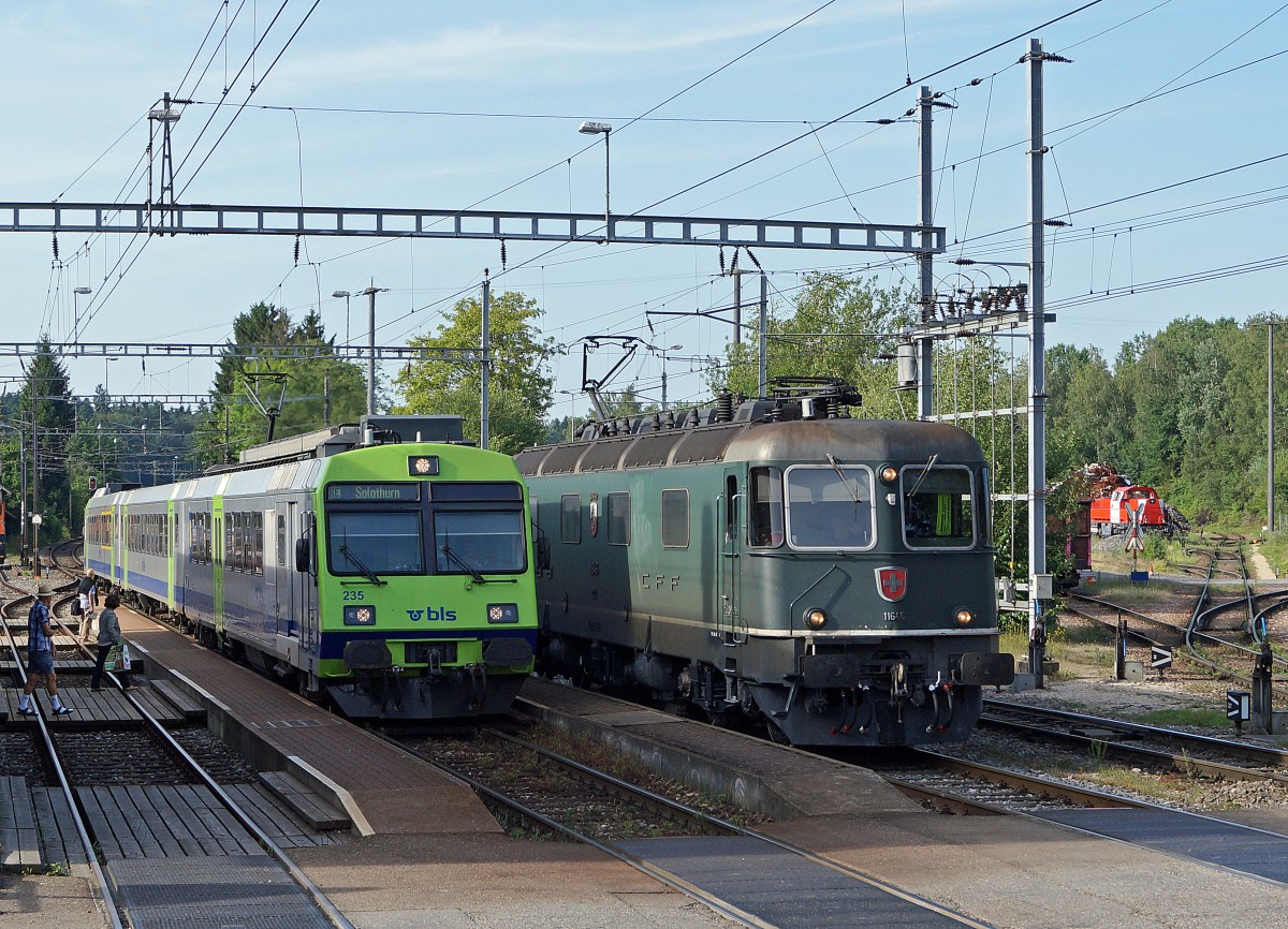 SBB/BLS: Seltene Begegnung  IN GRUEN  auf dem Bahnhof Gerlafingen am 19. Juli 2014 zwischen dem BLS Regionalzug nach Solothurn mit dem RBDe 566 235 und der SBB Re 6/6 11646  BUSSIGNY .
Foto: Walter Ruetsch  