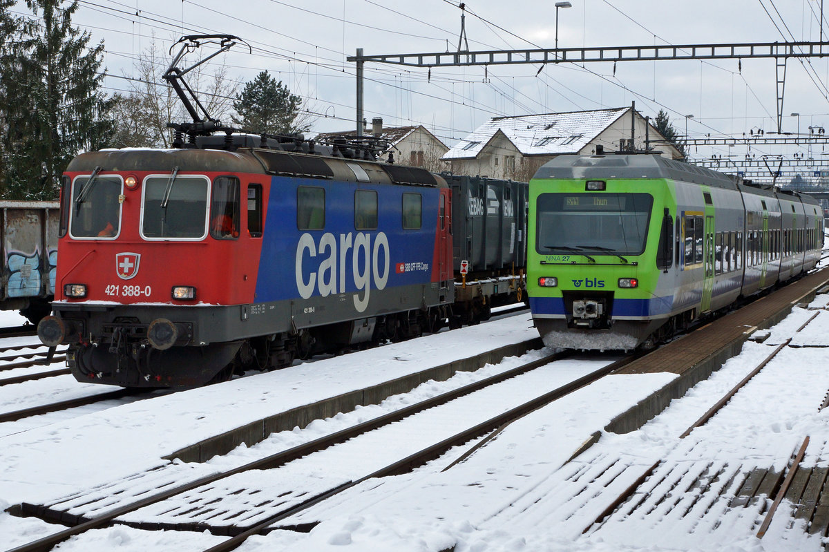 SBB/BLS: Seltene Zugskreuzung in Biberist am 16. Januar 2017 zwischen einem direkten Güterzug Wiler-Solothurn mit der Re 421 388-0 und der S44 nach Thun mit dem RABe 525 027  Nina .
Foto: Walter Ruetsch 
