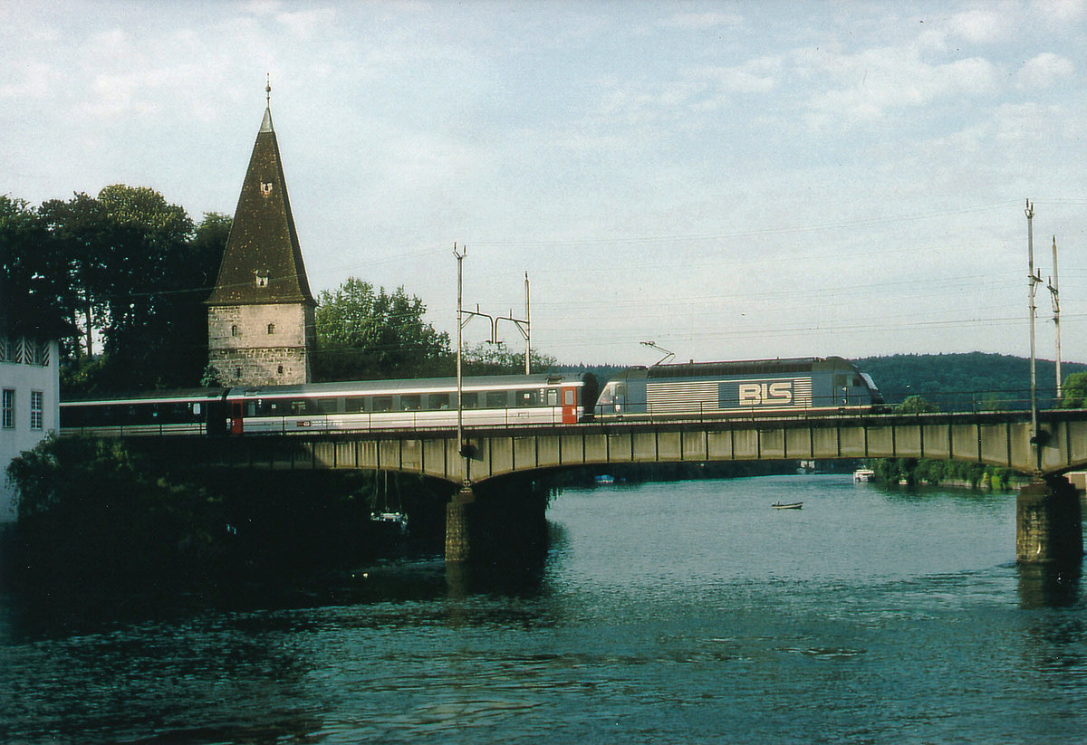 SBB/BLS: Vor der Inbetriebnahme der neuen ICN Neigezüge auf der Jurasüdfuss-Linie konnten oft BLS Re 465 mit Bpm Wagen auf der Aarebrücke Solothurn beobachtet werden. Diese Aufnahme entstand an einem frühen Morgen des Monats Juni 1999 vor Sonnenfaufgang.
Foto: Walter Ruetsch 
