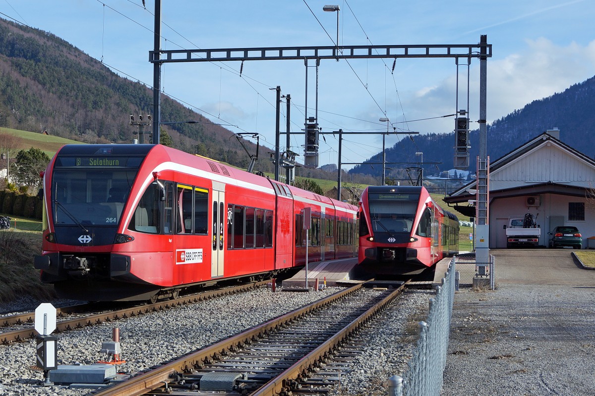 SBB/BLS: Zugskreuzung vom R Solothurn (SBB RABe 526 264) mit dem R Sonceboz-Sombeval (SBB RABe 526 265) in Cremines am 1. Januar 2014.
Foto: Walter Ruetsch