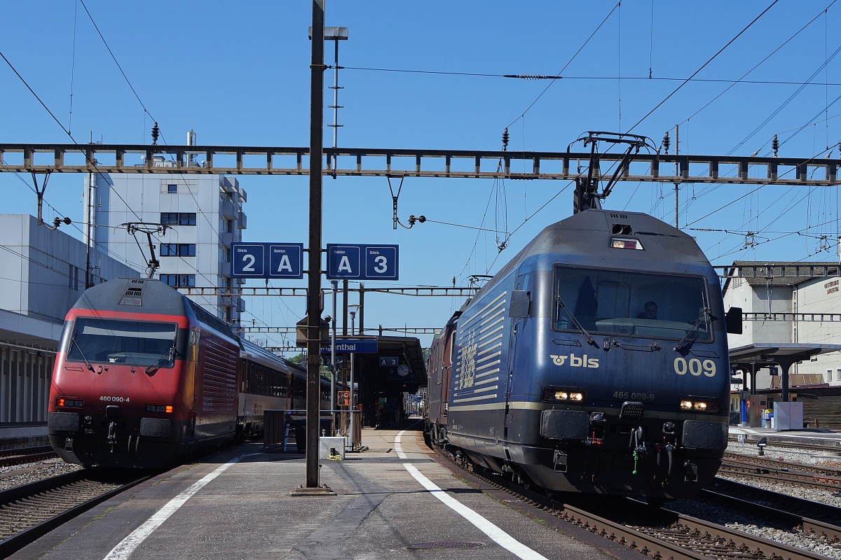 SBB/BLS: Zusammentreffen von SBB Re 460 090-4 und der BLS Re 465 009-9 am 18. Mai 2014 bei einem Zwischenhalt in Langenthal. Beide Loks präsentierten sich noch in der roten und blauen Originalfarbgebung.
Foto: Walter Ruetsch 