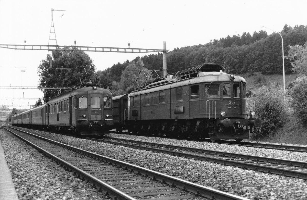 SBB/BLS
Schnellzug Bern-Lausanne mit RBe 4/4 11252 anlässlich der Überholung eines Güterzuges Bern-Fribourg mit der Ae 6/8 207 auf dem Streckenabschnitt Bern-Schmitten im März 1984.
Foto: Walter Ruetsch