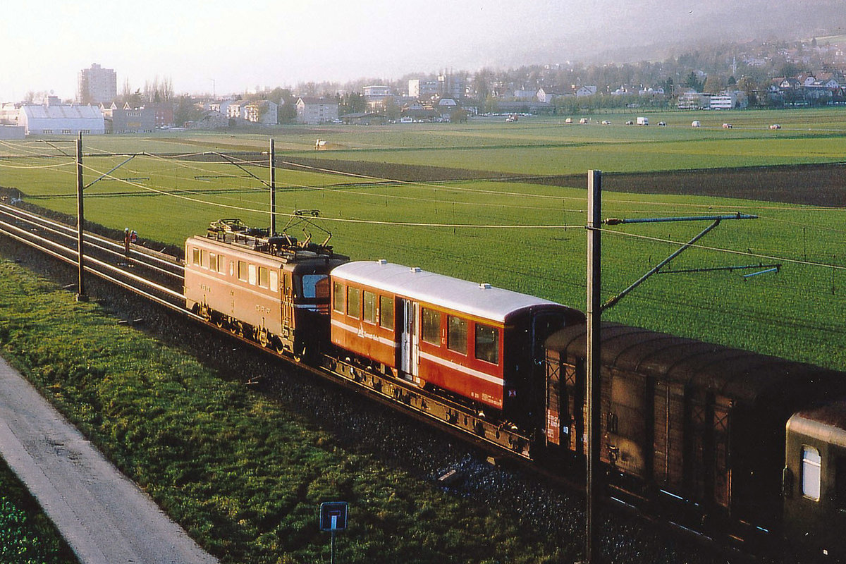 SBB/BVZ/MGB: Ein BVZ-Mitteleinstiegwagen unterwegs im letzten Abendlicht zwischen Selzach und Bettlach im Sommer 1995. Eingereiht war er hinter einer Ae 6/6 Kantonslok.
Foto: Walter Ruetsch  