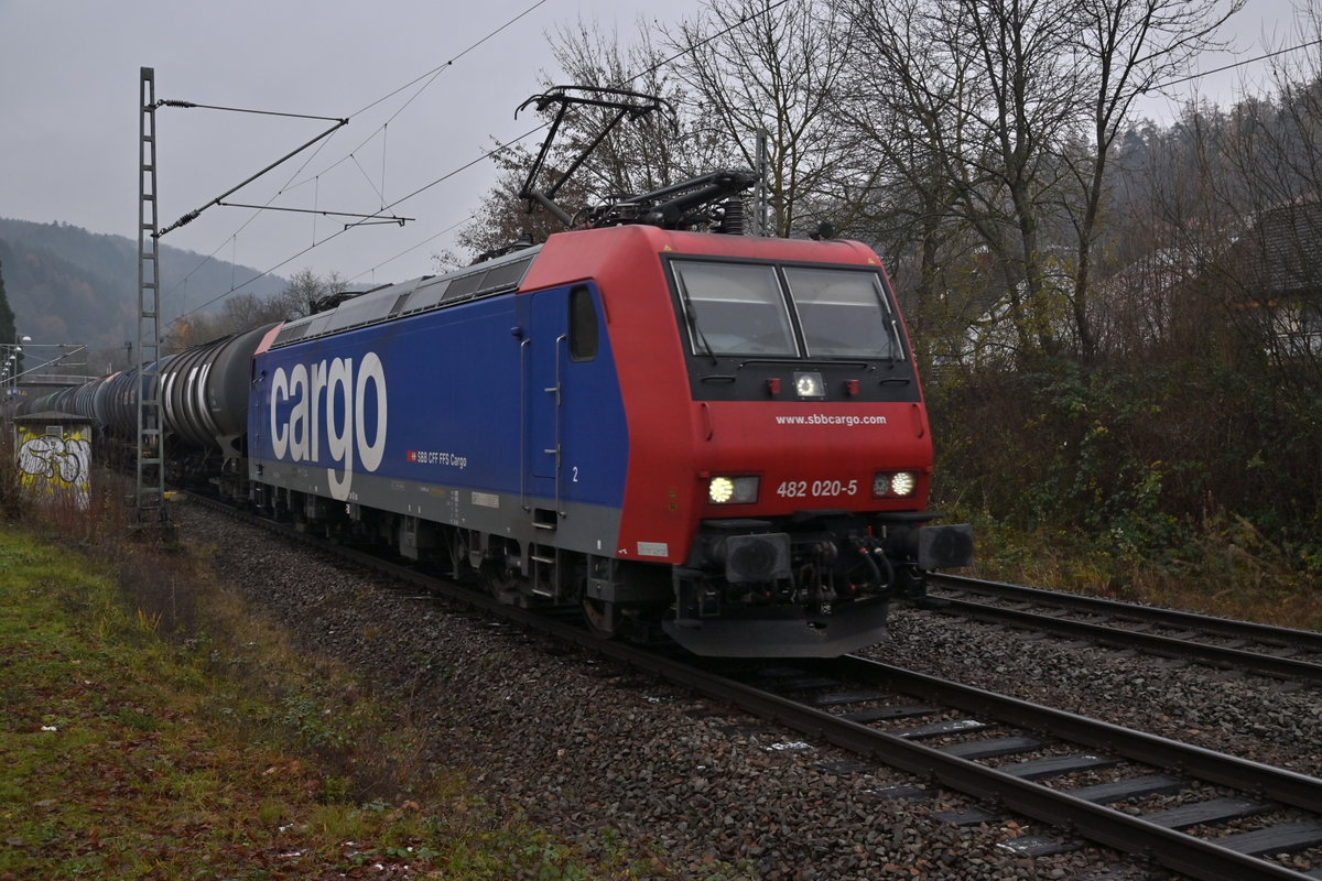 SBBC 482 020 mit Öler in Neckargerach am 9.12.2020 gen Neckarelz.