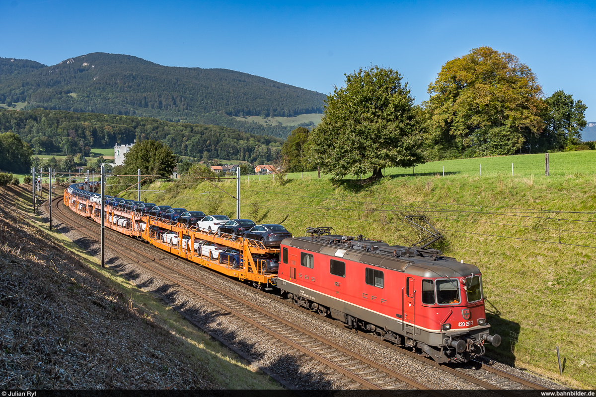 SBBC Re 420 267 / 69468 Basel RB - Biel PO / Niederbipp, 23. September 2021<br>
 Tesla-Zug  Zeebrugge - Studen Auto