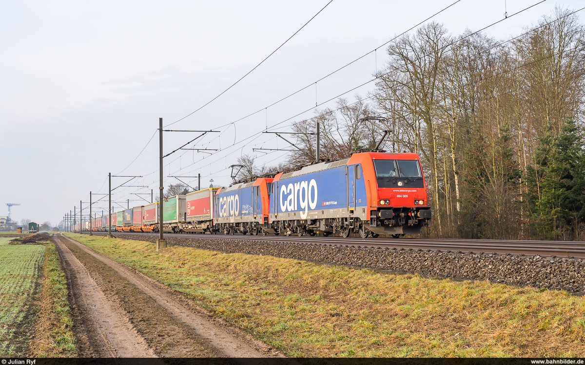 SBBC Re 484 009 und eine Schwesterlok mit einem UKV-Zug am 5. Februar 2021 bei Herzogenbuchsee. Die Re 484 werden in den nächsten Monaten von SBB Cargo International an SBB Cargo zurückgegeben und im nationalen Verkehr einen Teil der Re 4/4 II ablösen.